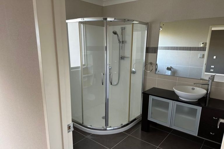 Photo of property in 5 Gibbston Crescent, Flat Bush, Auckland, 2016