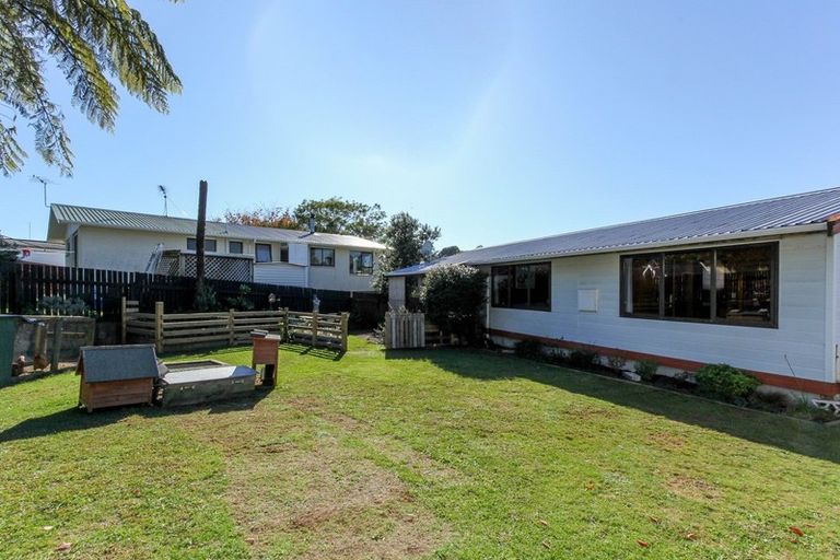 Photo of property in 77 Riversdale Drive, Merrilands, New Plymouth, 4312