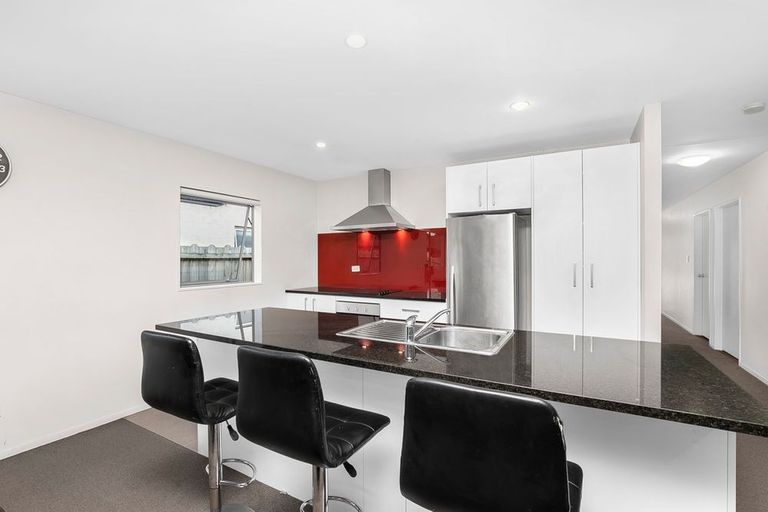 Photo of property in 98 Popokatea Drive, Takanini, 2112