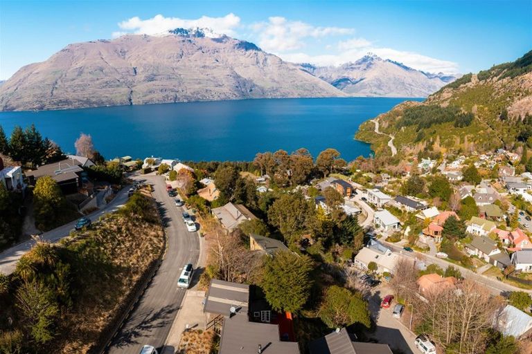 Photo of property in 16 Mackinnon Terrace, Sunshine Bay, Queenstown, 9300