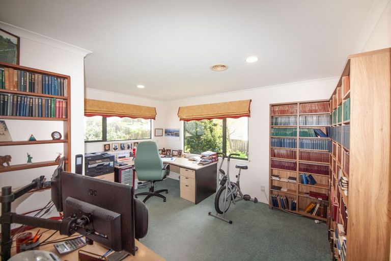 Photo of property in 6 Derry Hill, Churton Park, Wellington, 6037