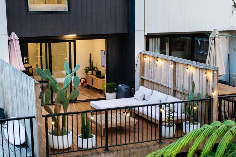 Photo of property in 33 Tokai Place, Glen Eden, 0602