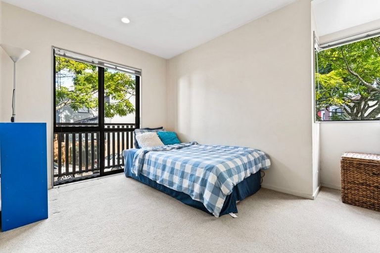 Photo of property in 1 Sun Place, Henderson, Auckland, 0612