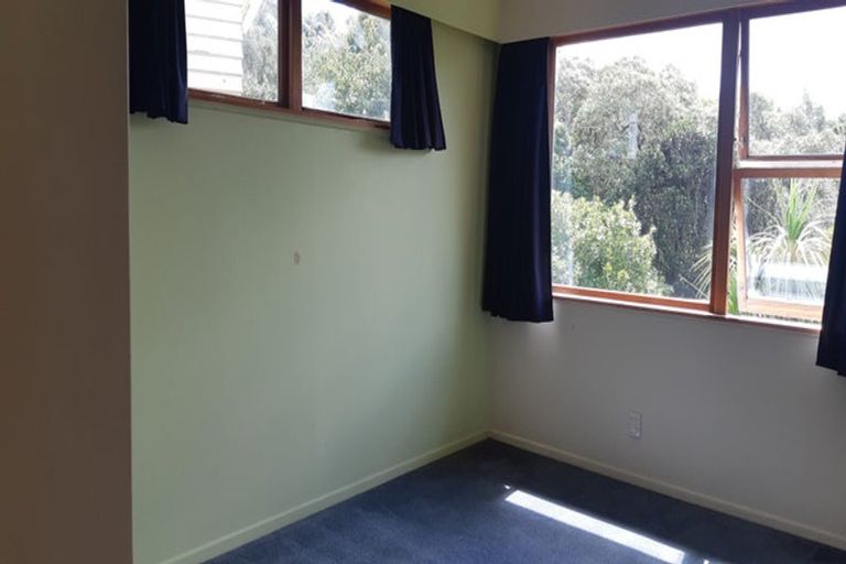 Photo of property in 5 Blandford Way, Newlands, Wellington, 6037