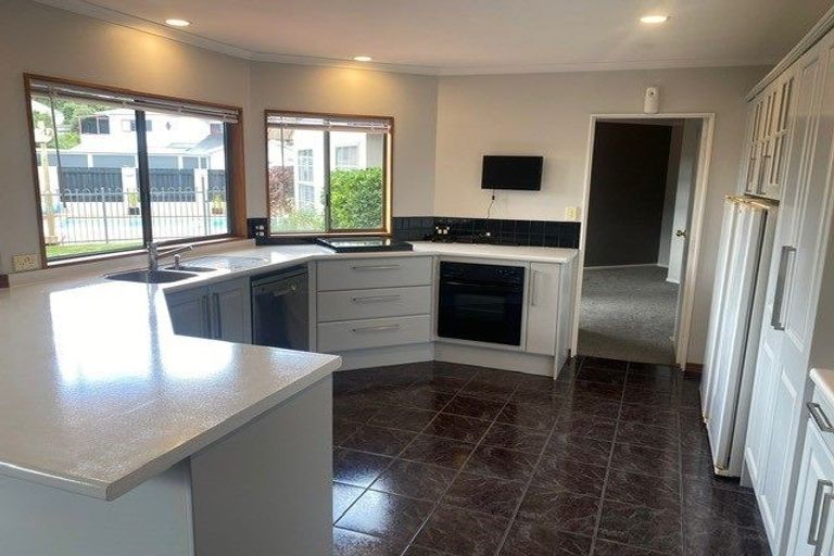 Photo of property in 11 Shelter Grove, Frankleigh Park, New Plymouth, 4310