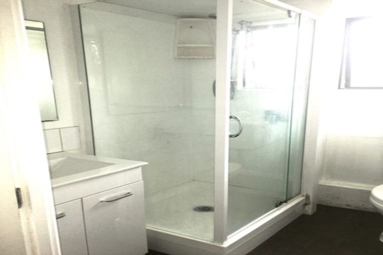 Photo of property in 1/30 Chislehurst Street, Henderson, Auckland, 0612