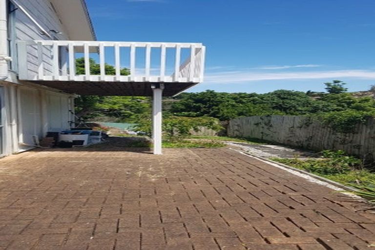 Photo of property in 38 Deverell Place, Northcross, Auckland, 0632