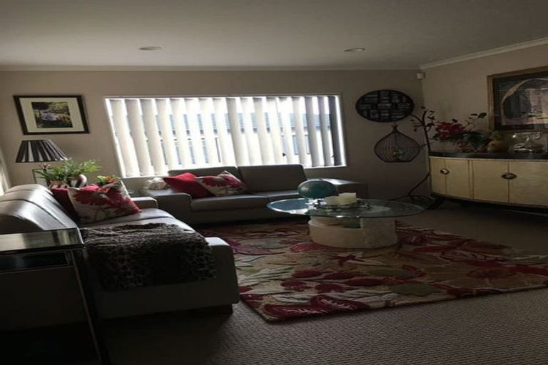 Photo of property in 2 Oakhurst Avenue, Flat Bush, Auckland, 2019