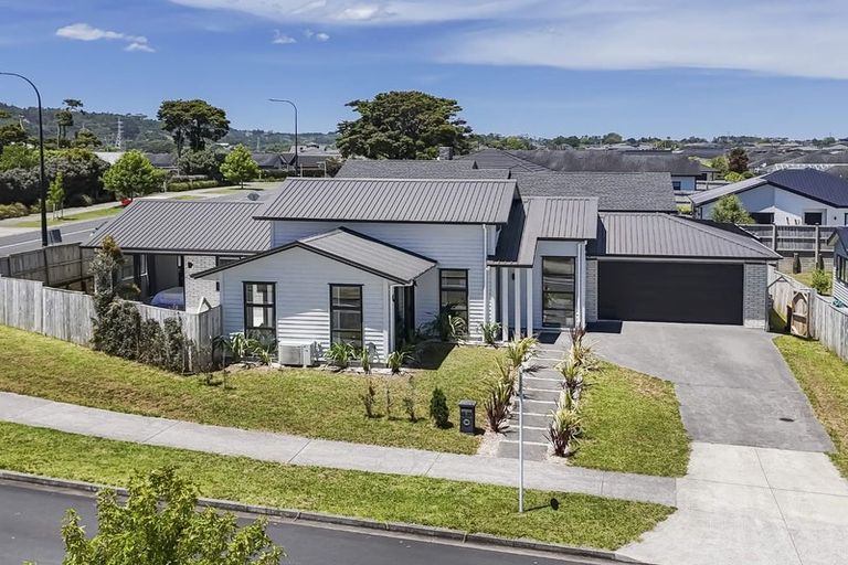 Photo of property in 1 Mcindoe Road, Kumeu, 0810