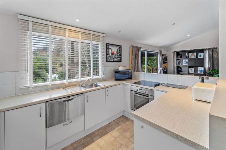 Photo of property in 52a D'oyly Drive, Stanmore Bay, Whangaparaoa, 0932