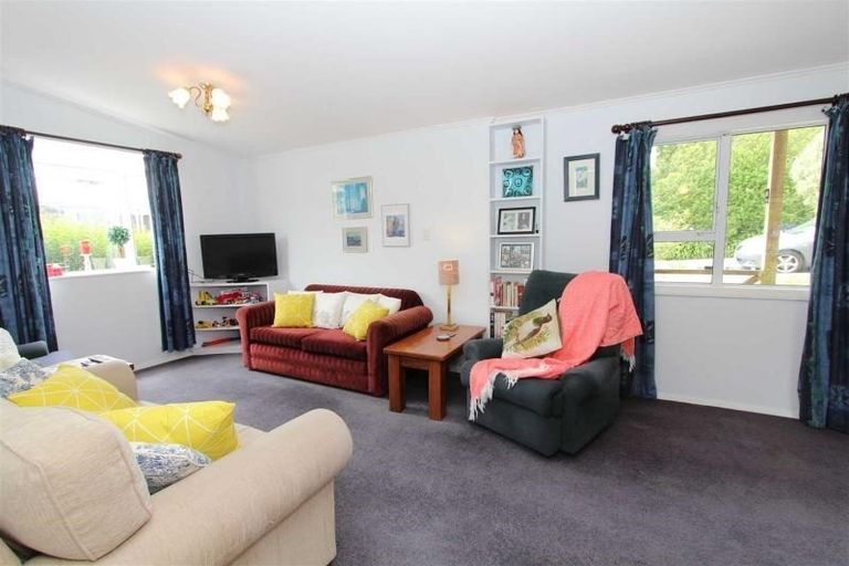 Photo of property in 10 Miles Crescent, Newlands, Wellington, 6037