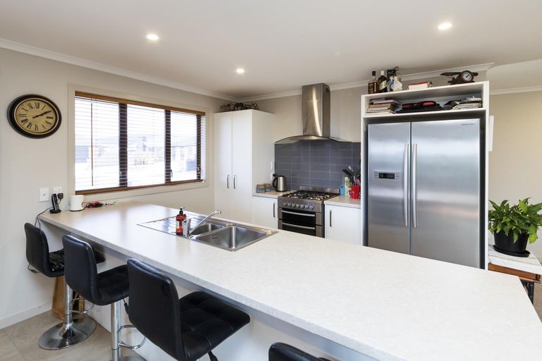 Photo of property in 34 Cyprus Place, Fitzherbert, Palmerston North, 4410