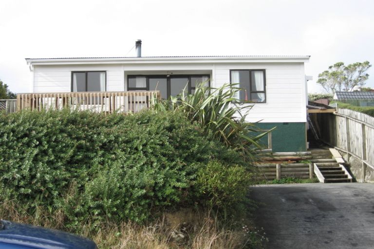 Photo of property in 8a Chapman Street, Newlands, Wellington, 6037