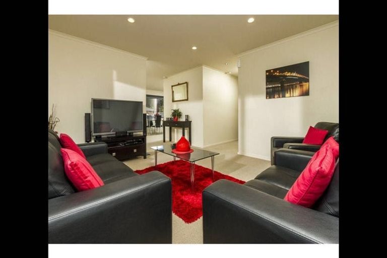 Photo of property in 10a Louvain Place, Greenhithe, Auckland, 0632