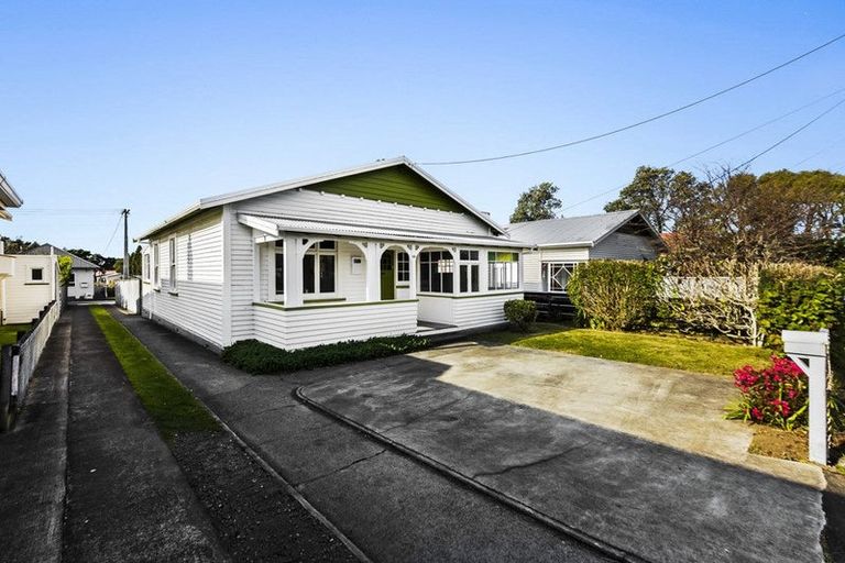 Photo of property in 25 Paynters Avenue, Strandon, New Plymouth, 4312