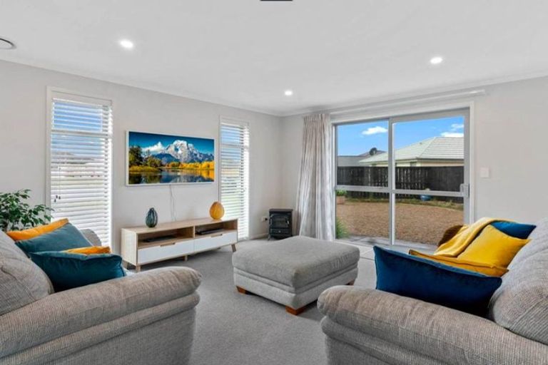 Photo of property in 22 Olney Court, One Tree Point, 0118