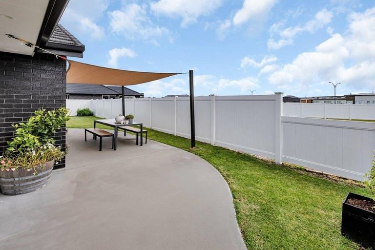 Photo of property in 16 Maturiki Drive, One Tree Point, 0118