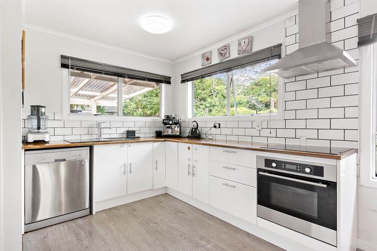 Photo of property in 38 Sylvan Crescent, Te Atatu South, Auckland, 0610