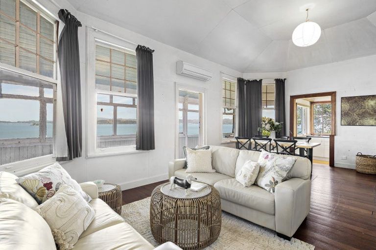 Photo of property in 35 Ferry Road, Days Bay, Lower Hutt, 5013