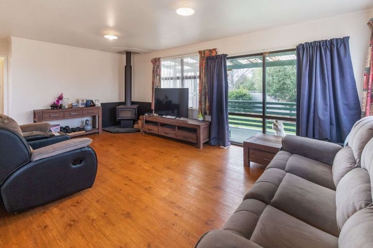 Photo of property in 15 Matthew Place, Kawaha Point, Rotorua, 3010