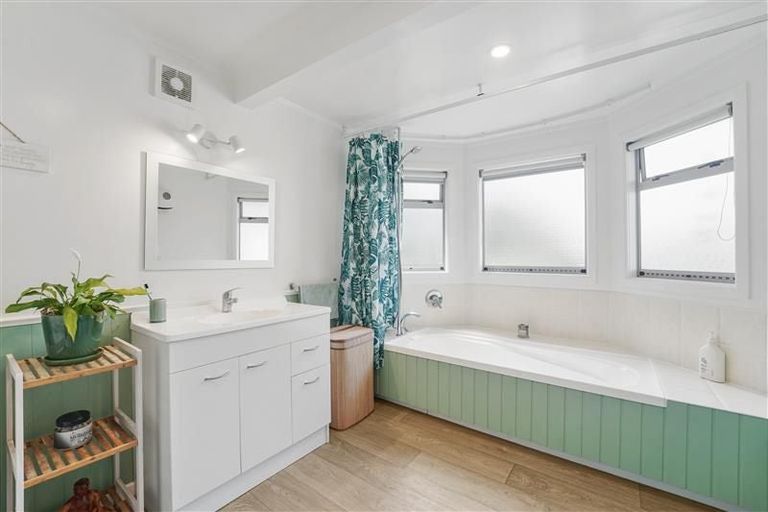 Photo of property in 36 Gray Avenue, Paraparaumu Beach, Paraparaumu, 5032