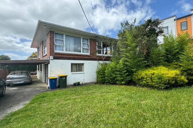 Photo of property in 28 Woodford Avenue, Henderson, Auckland, 0610