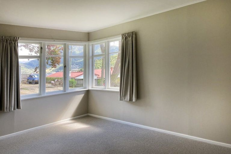 Photo of property in 16 Lincoln Street, Picton, 7220