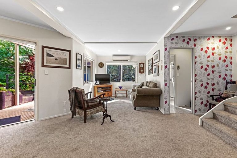 Photo of property in 2/12 Wanita Place, Totara Vale, Auckland, 0629