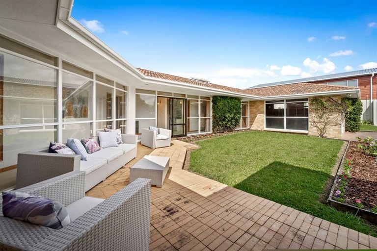 Photo of property in 2 Pendene Place, Forrest Hill, Auckland, 0620