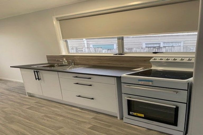 Photo of property in 35 Thornlow Street, Glendene, Auckland, 0602