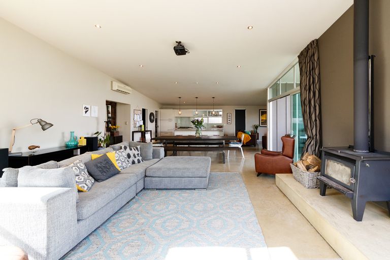 Photo of property in 19 Springdale Grove, Fitzherbert, Palmerston North, 4410