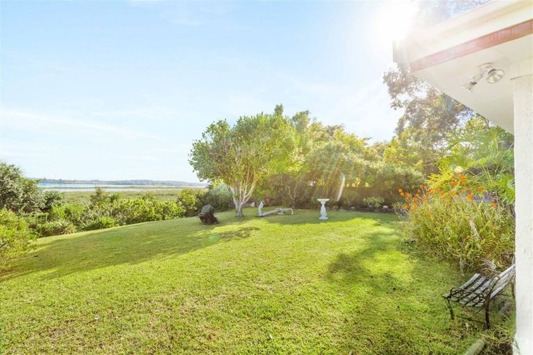 Photo of property in 28 Dawnhaven Drive, Te Atatu Peninsula, Auckland, 0610