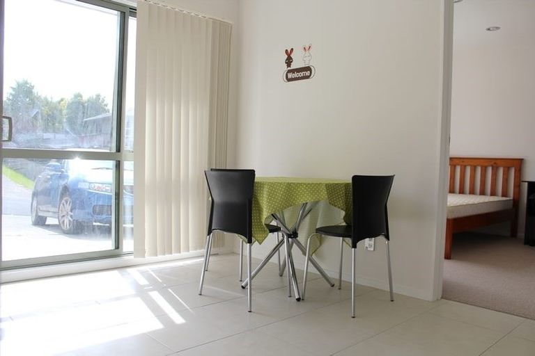 Photo of property in 1/4 Mossop Rise, Glenfield, Auckland, 0629