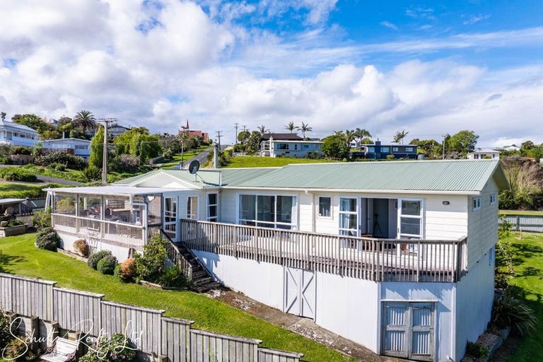 Photo of property in 10 Oxford Street, Whakapirau, Maungaturoto, 0583