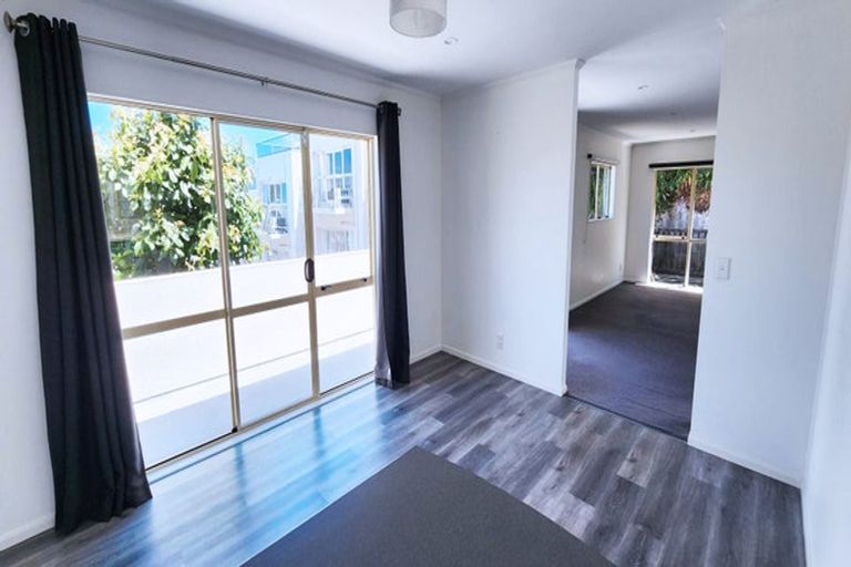 Photo of property in 2/33 Hawker Street, Mount Victoria, Wellington, 6011