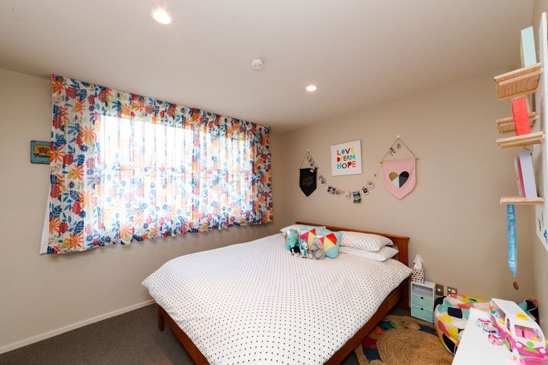 Photo of property in 19 Springdale Grove, Fitzherbert, Palmerston North, 4410