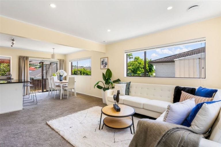 Photo of property in 2/16 Matisse Drive, West Harbour, Auckland, 0618
