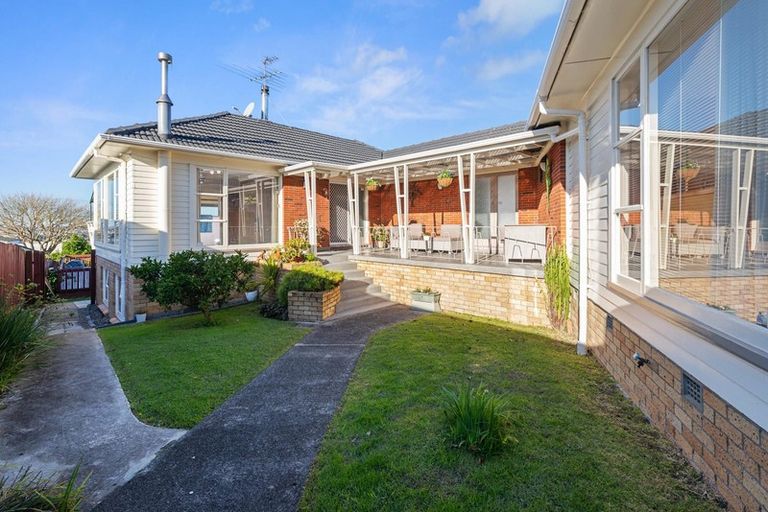 Photo of property in 6 Fowey Avenue, Te Atatu South, Auckland, 0610