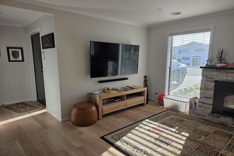 Photo of property in 13 Opaoa Way, Aotea, Porirua, 5024