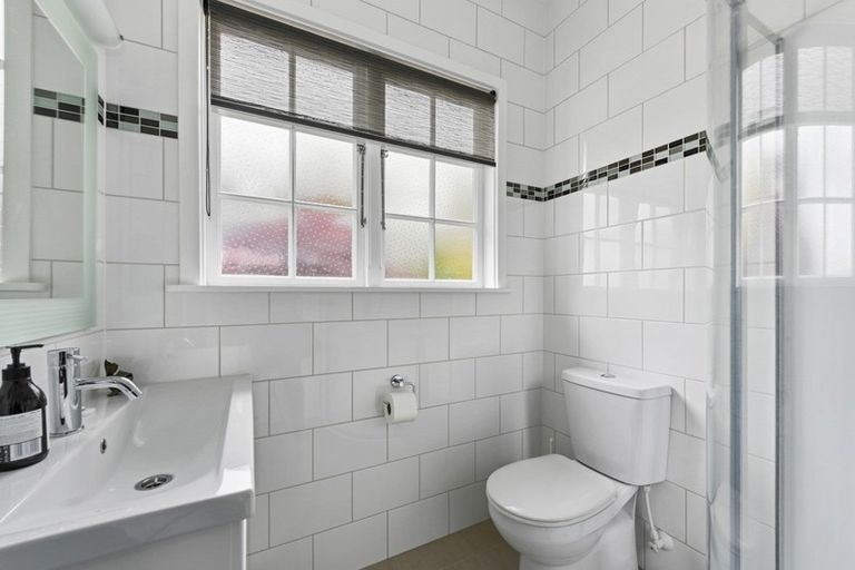 Photo of property in 18 Dowling Grove, Silverstream, Upper Hutt, 5019