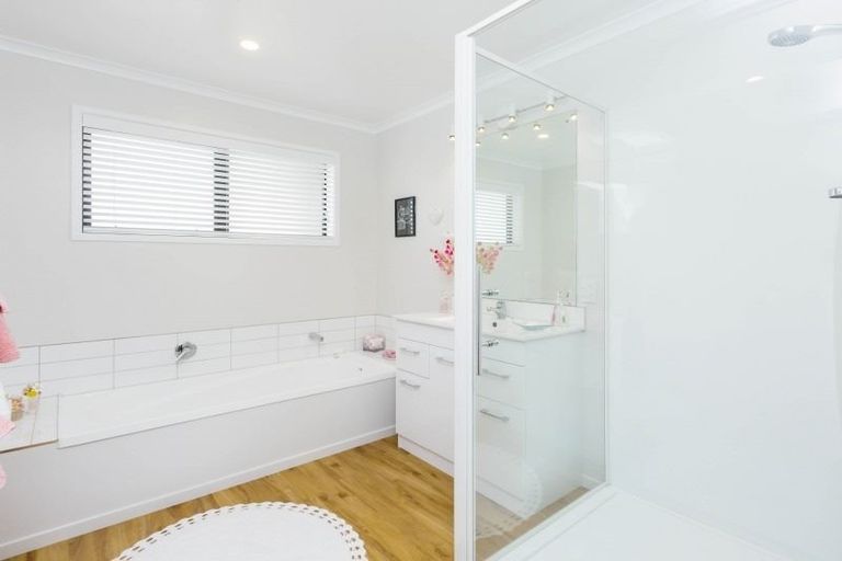 Photo of property in 8a Savage Crescent, Upper Hutt Central, Upper Hutt, 5018