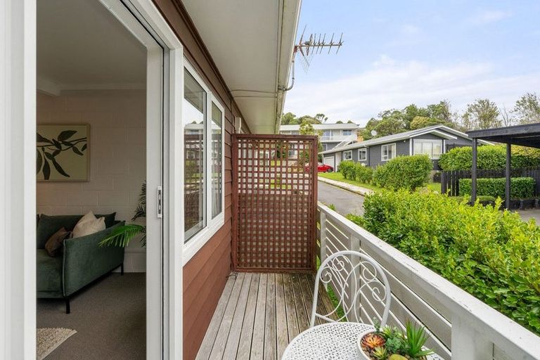 Photo of property in 1/15 Bloomsbury Grove, Newlands, Wellington, 6037