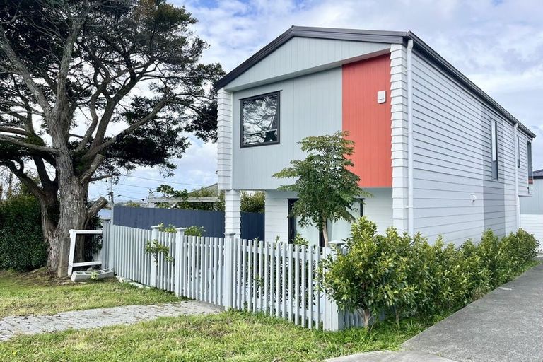Photo of property in 1/98 Lincoln Park Avenue, Massey, Auckland, 0614