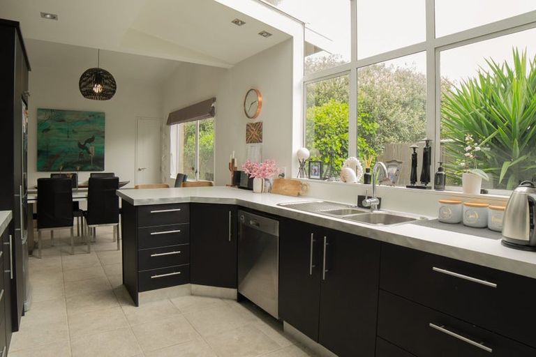 Photo of property in 13a Graham Avenue, Te Atatu Peninsula, Auckland, 0610