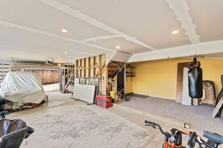 Photo of property in 17 Longview Drive, Merrilands, New Plymouth, 4312