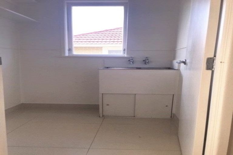 Photo of property in 4 Gill Avenue, Te Atatu Peninsula, Auckland, 0610