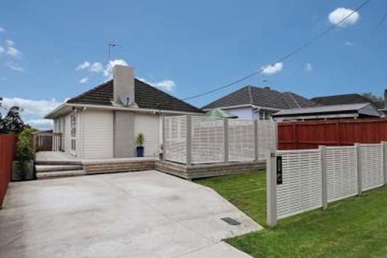 Photo of property in 1/97 Roberts Road, Te Atatu South, Auckland, 0610