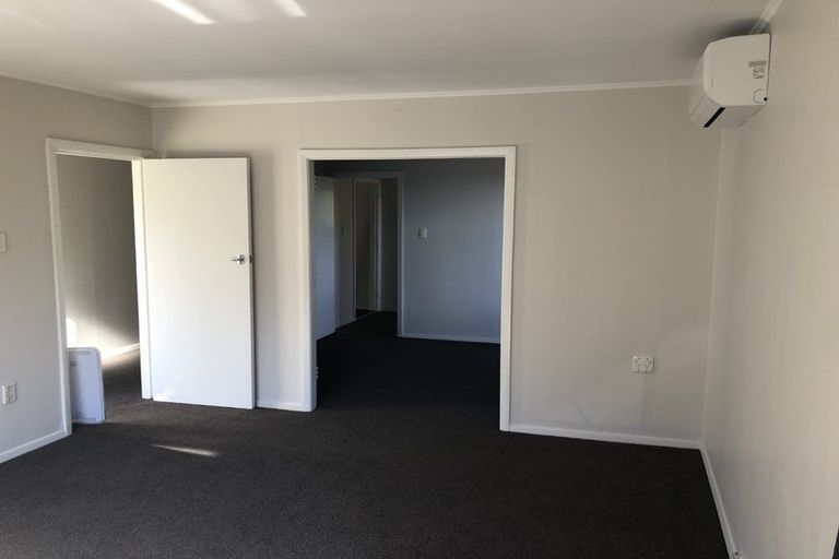 Photo of property in 34 Miles Crescent, Newlands, Wellington, 6037