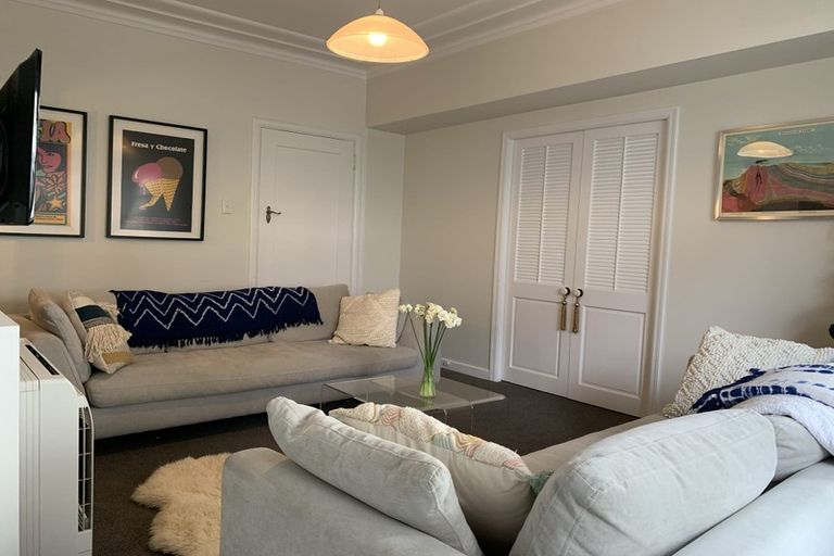 Photo of property in Olympus Flats, 2/280 Oriental Parade, Oriental Bay, Wellington, 6011