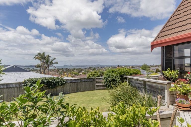 Photo of property in 20 Bernleigh Terrace, West Harbour, Auckland, 0618